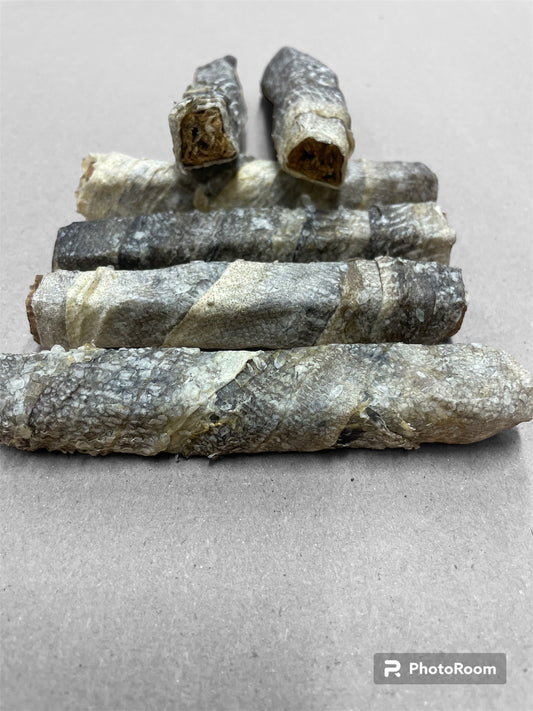 Kabeljauw huid staven gevuld met kabeljauw vulling